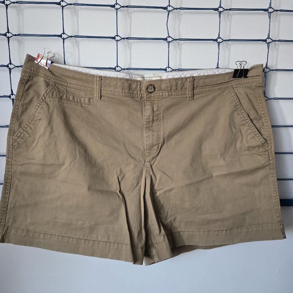 Old Navy Women's Cargo Shorts in Tan